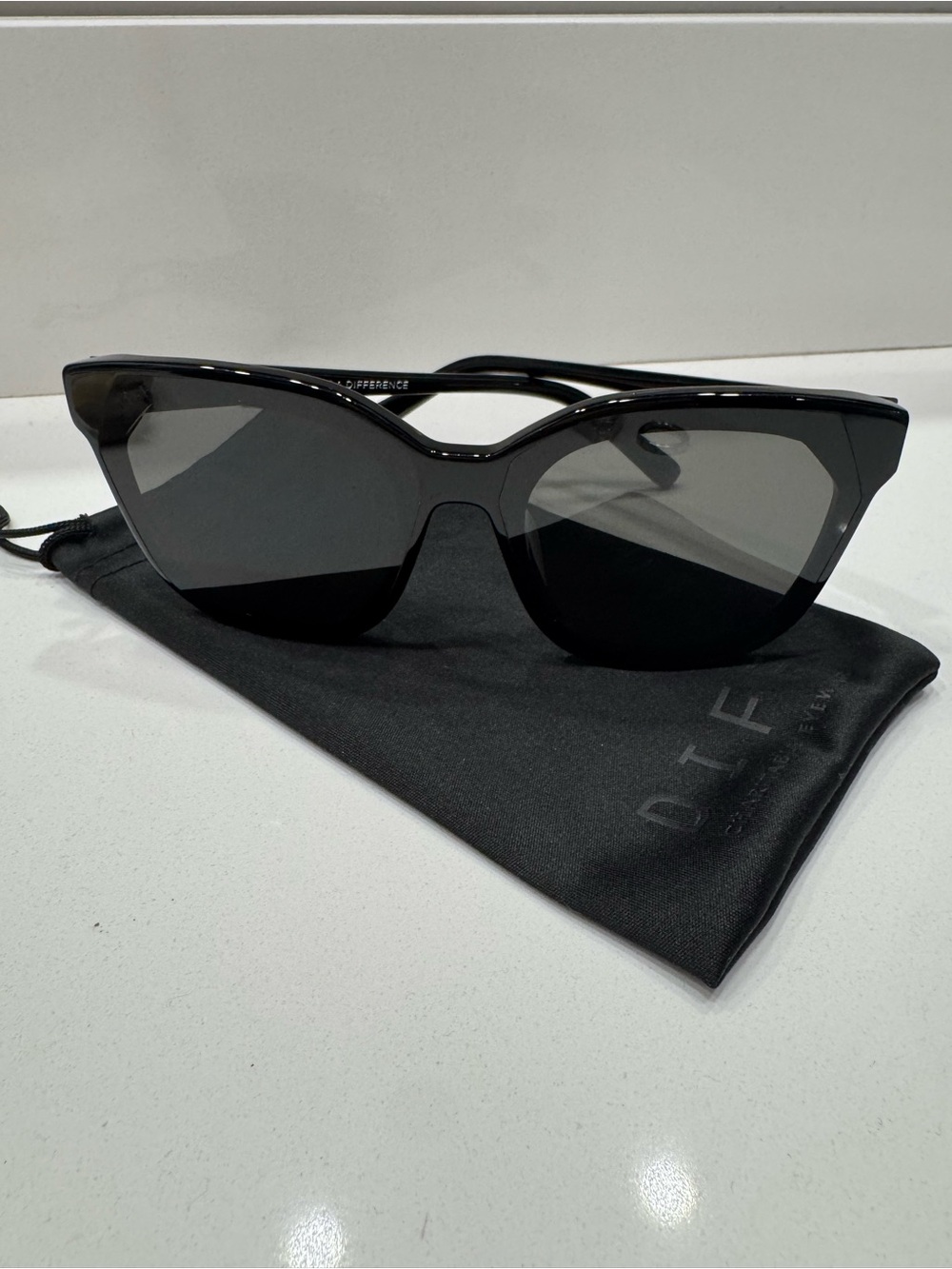 DIFF Black Sunglasses - Picture 3 of 6
